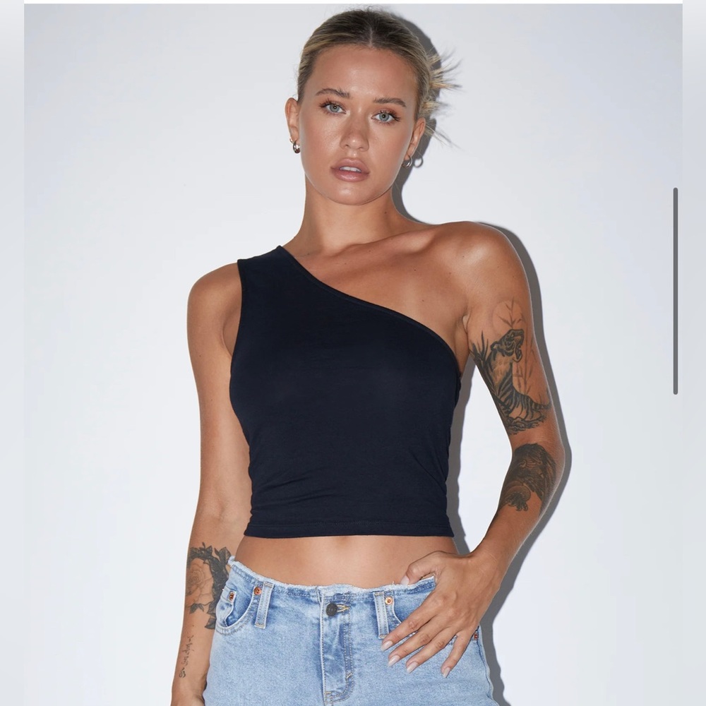 One shoulder top